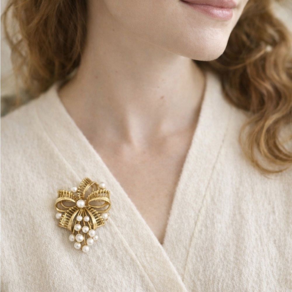 Vintage 60’s Lisner Bow Brooch. Gold Tone | Pearl Cluster | Stamped | EUC